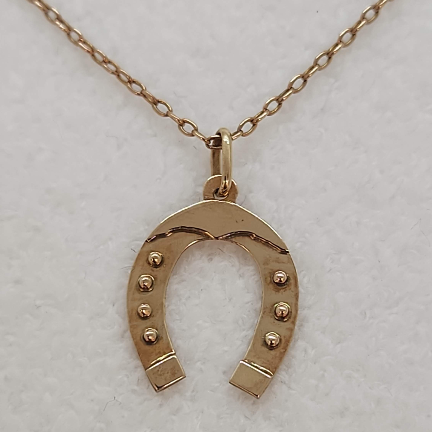 Horse shoe charm on 18" chain