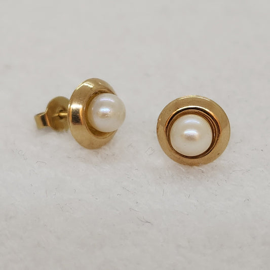 Freshwater Pearl Encircled in Gold