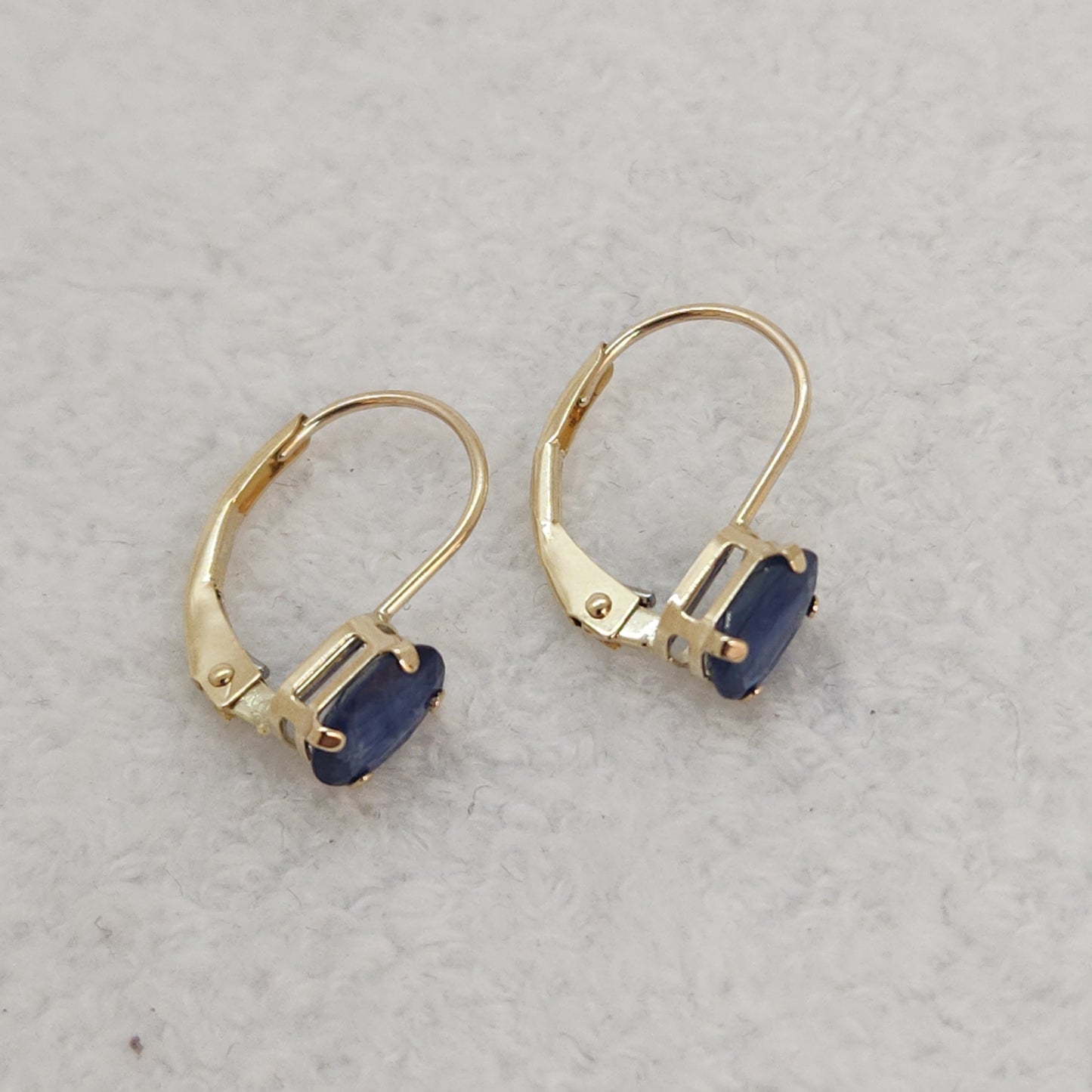 Sapphire Leverbacks