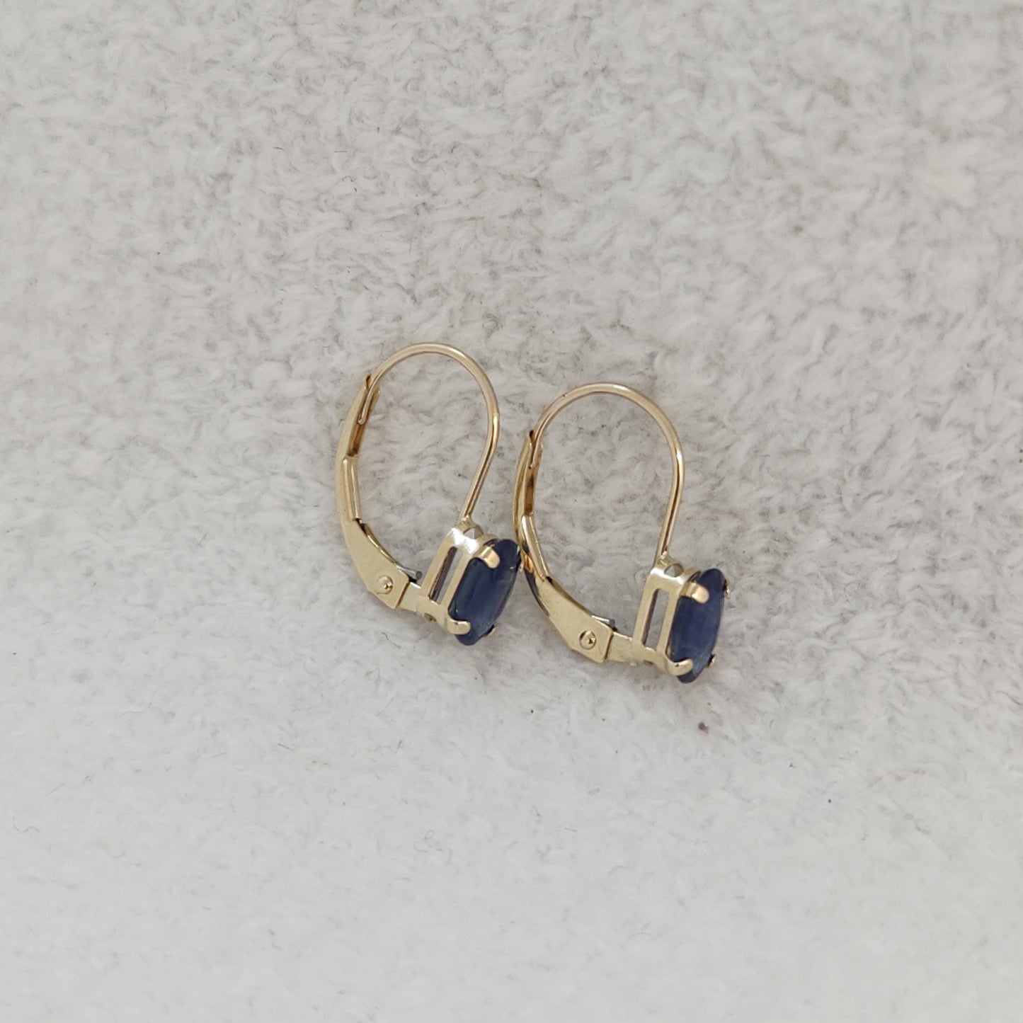 Sapphire Leverbacks